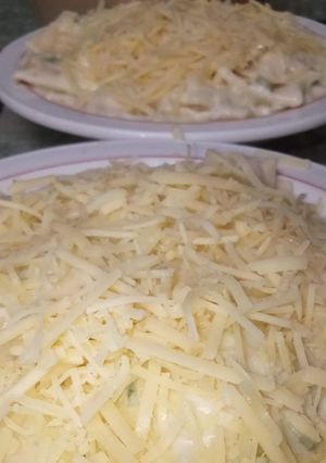 Una foto de Ravioles en salsa blanca con verduras y queso