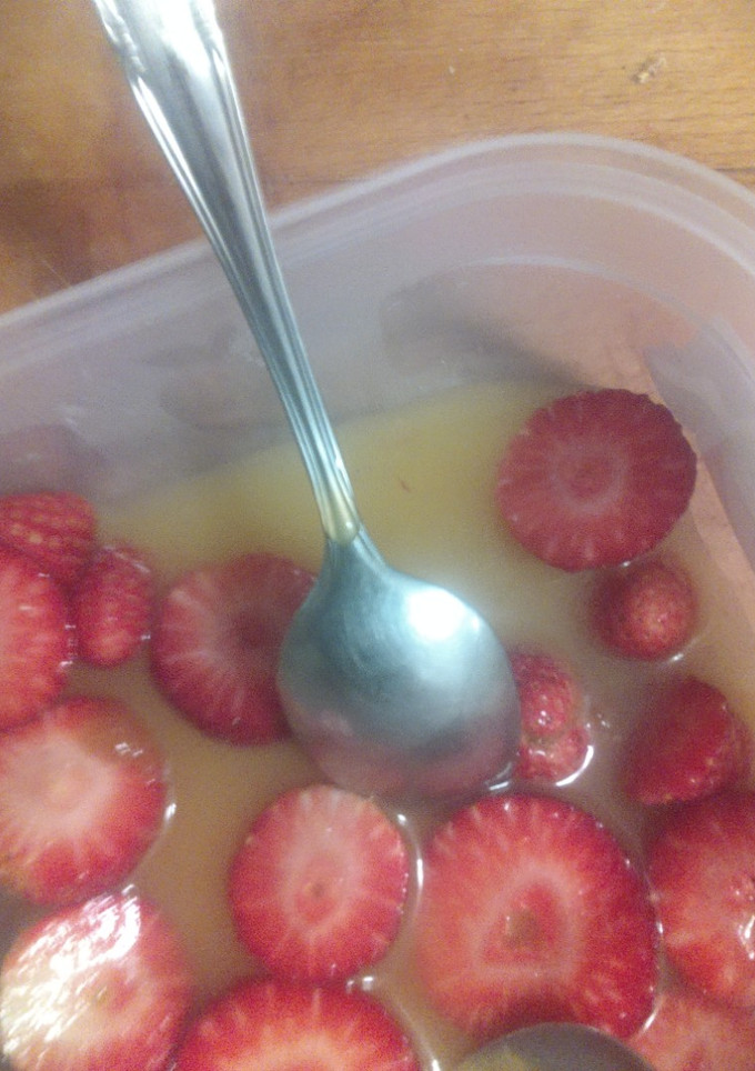 Una foto de Fresas con naranja y 🍯