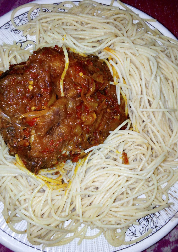 A picture of Spaghetti with sauce.