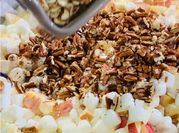 Una foto de ensalada de zanahoria con fresas