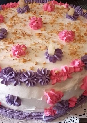 Una foto de Torta piña, manjar nuez 😉