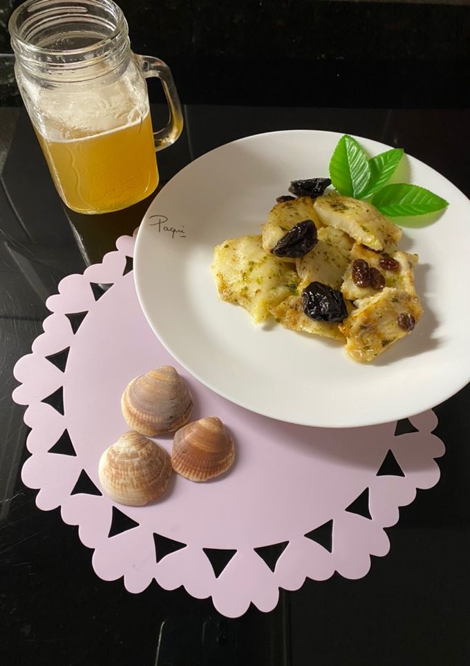 Una foto de Merluza al horno con pasas y ciruelas