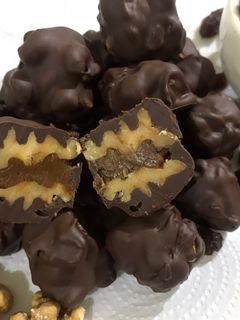 Una foto de Nueces rellenas de dulce de leche y bañadas en chocolate