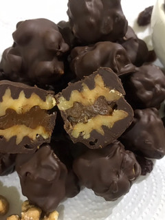 Una foto de Nueces rellenas de dulce de leche y bañadas en chocolate
