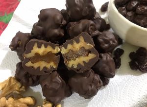 Una foto de Nueces rellenas de dulce de leche y bañadas en chocolate