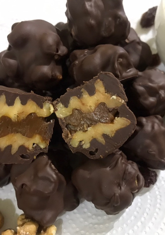 Una foto de Nueces rellenas de dulce de leche y bañadas en chocolate