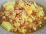 Una foto de coliflor con garbanzos
