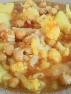 Una foto de Potaje de garbanzos con coliflores