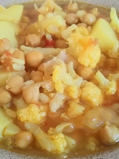 Una foto de Potaje de garbanzos con coliflores