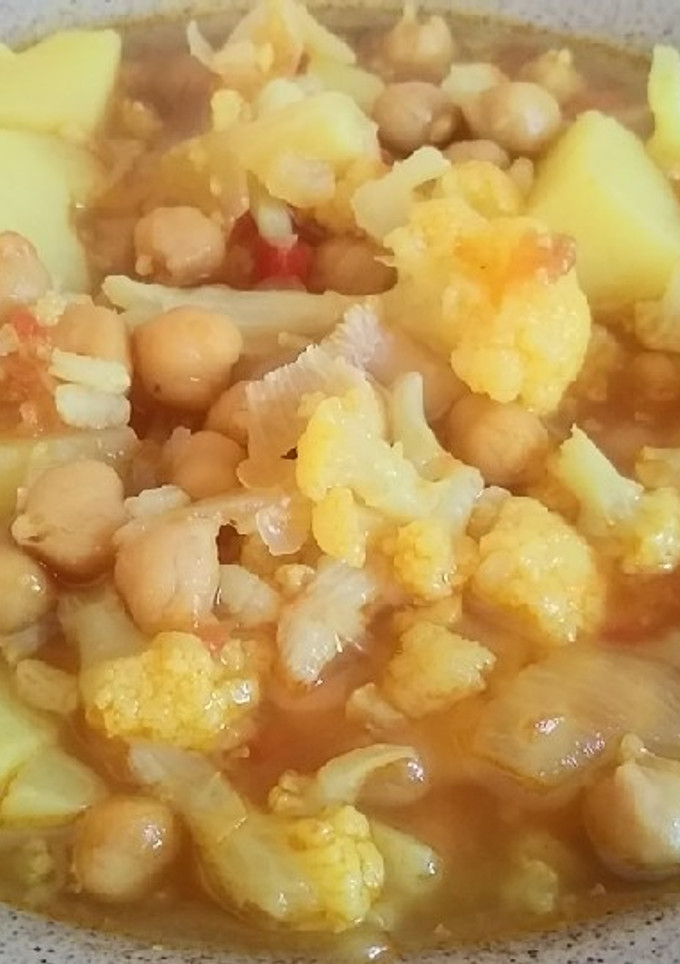 Una foto de Potaje de garbanzos con coliflores