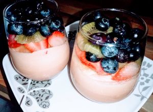 Una foto de Postre de arequipe y mix de frutas libre de azúcar