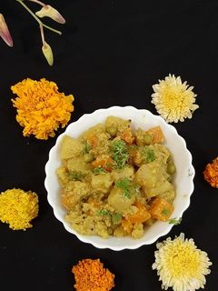 फ्लॉवर बटाटा वाटाणा रस्सा (flower batata vatana rassa recipe in marathi) रेसिपी चे मुख्य फोटो 