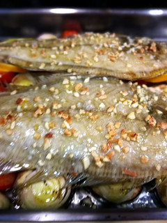 Una foto de Gallo al horno sobre almohadilla de verduras fácil
