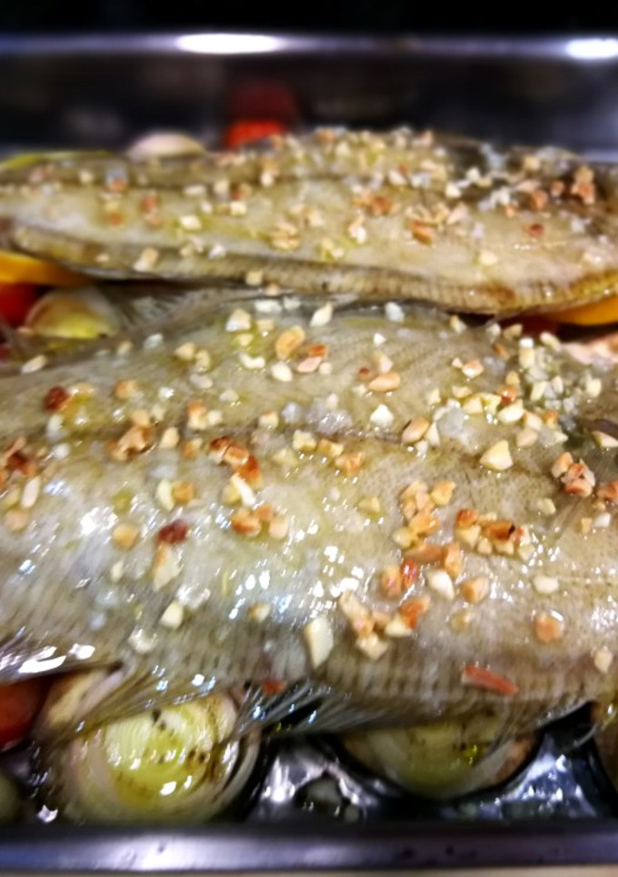 Una foto de Gallo al horno sobre almohadilla de verduras fácil
