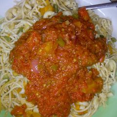 A picture of Garnished Spaghetti and pepper stew.