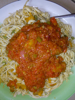 A picture of Garnished Spaghetti and pepper stew.