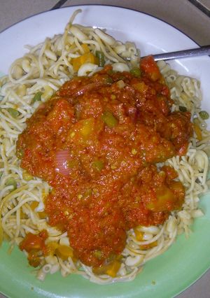 A picture of Garnished Spaghetti and pepper stew.