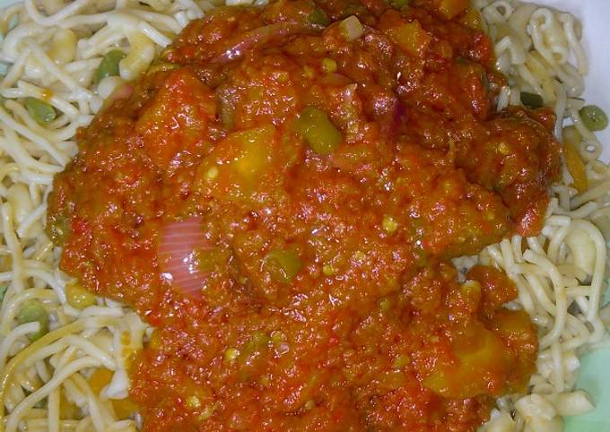 Garnished Spaghetti and pepper stew