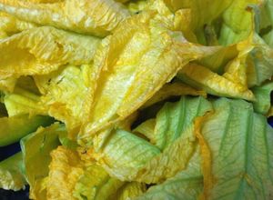 Una foto de Ensalada con flor de calabaza y amaranto