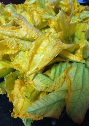 Una foto de Ensalada con flor de calabaza y amaranto