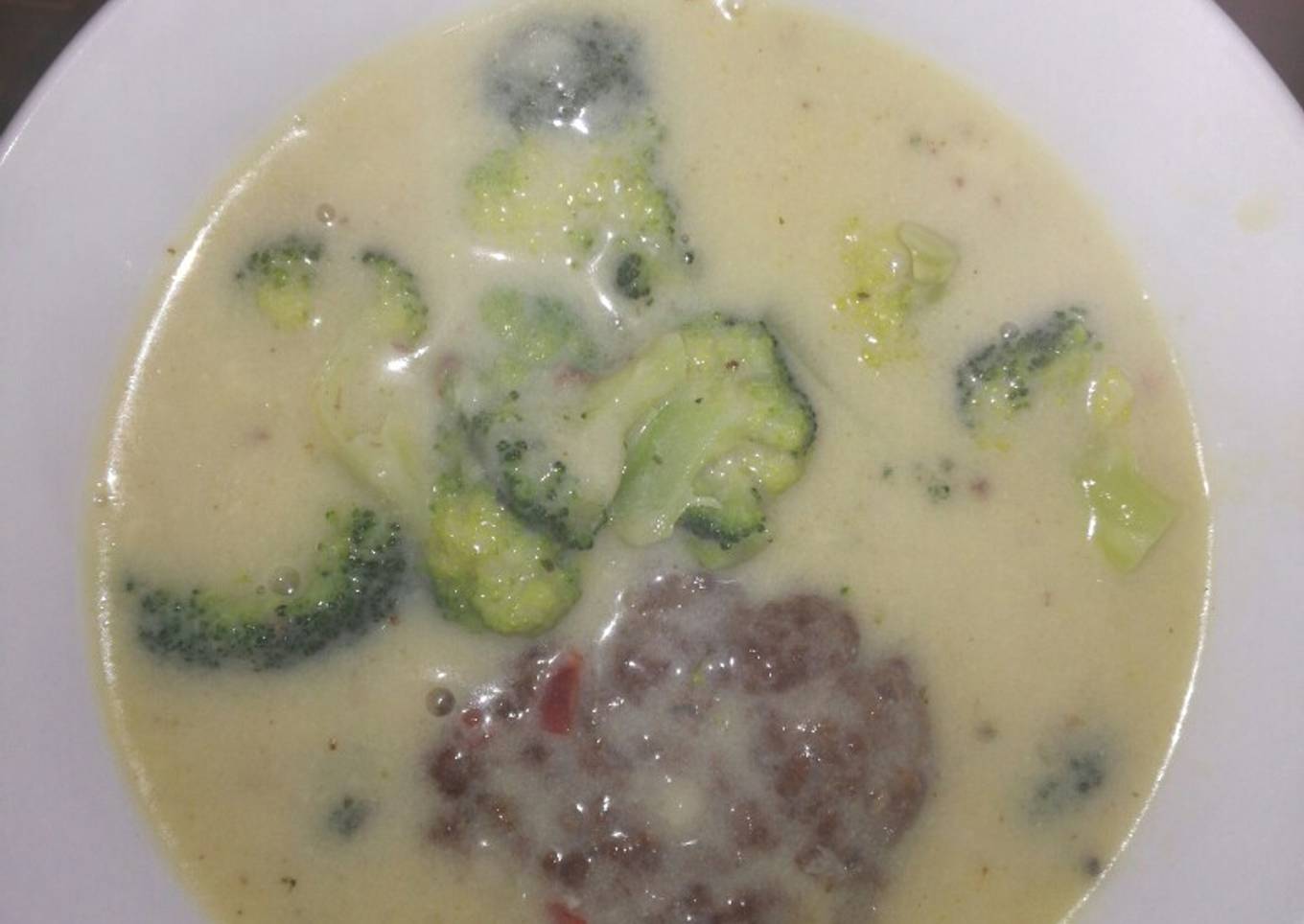 Brócoli con tortas de carne en crema