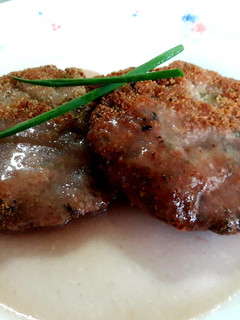 Una foto de Filetes rusos al jengibre con salsa de cebolla y vino tinto