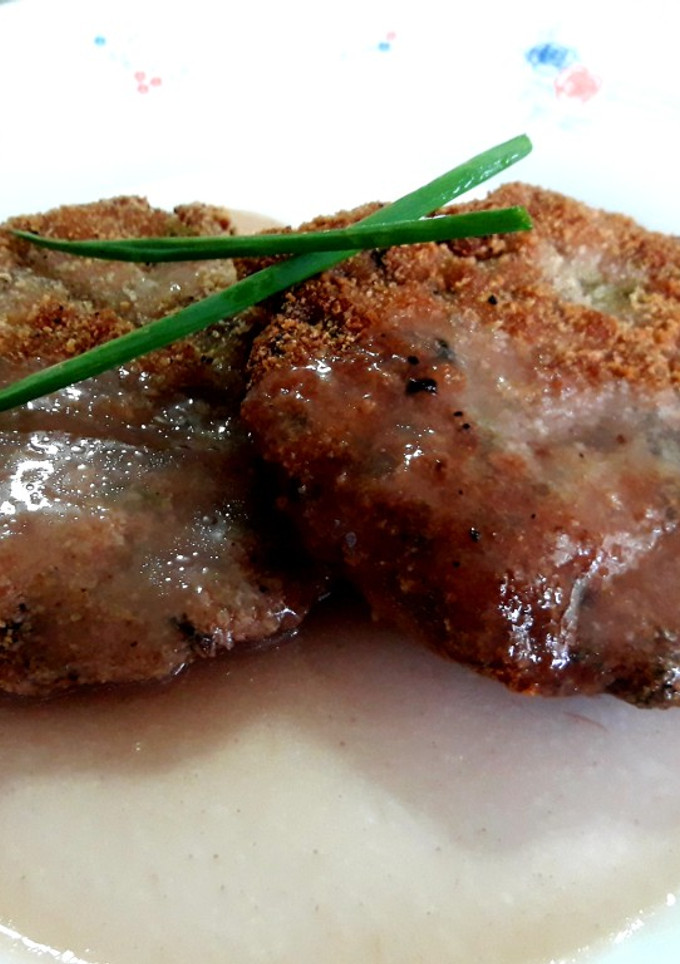 Una foto de Filetes rusos al jengibre con salsa de cebolla y vino tinto