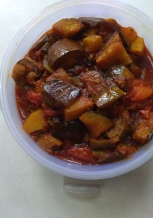 A picture of Potato brinjal curry.
