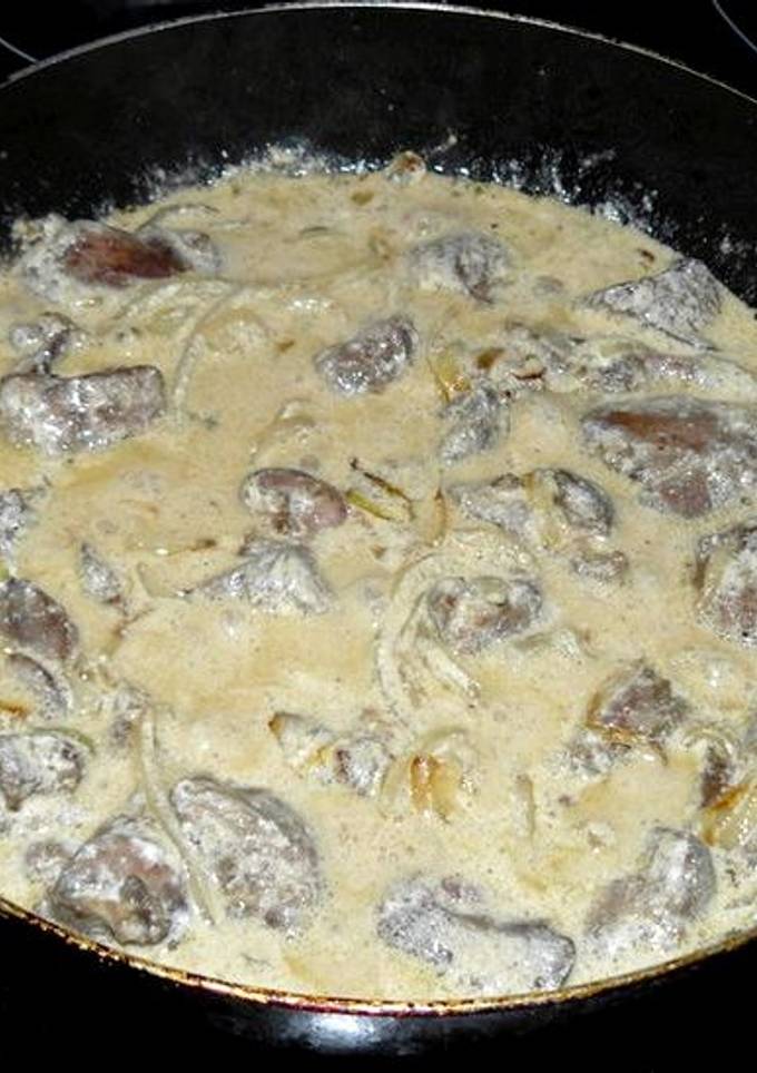 Куриная печень с луком в сметане