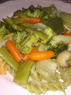 Una foto de Pasta con menestra de verduras