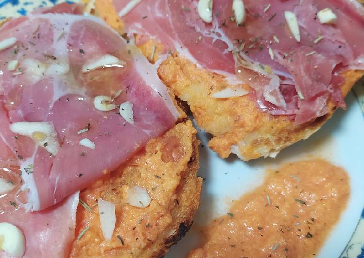 Tostada de jamón con tomate