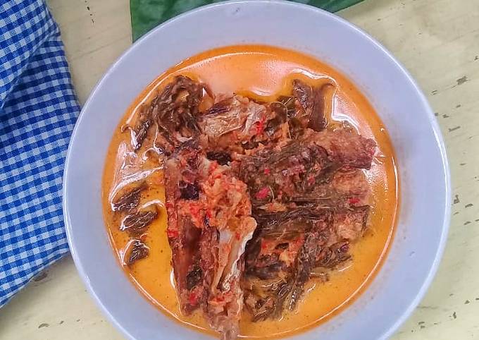 Gulai Ikan Salai Daun Singkong