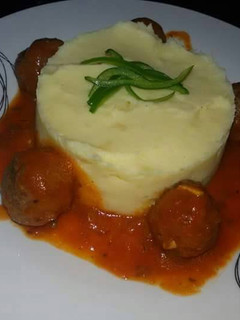 Una foto de Albóndigas con salsa y puré de papas