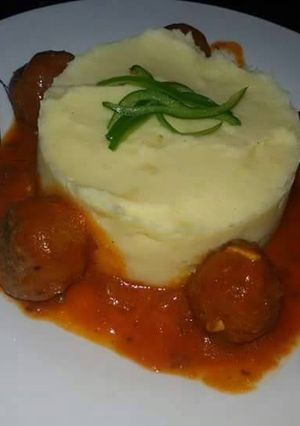 Una foto de Albóndigas con salsa y puré de papas