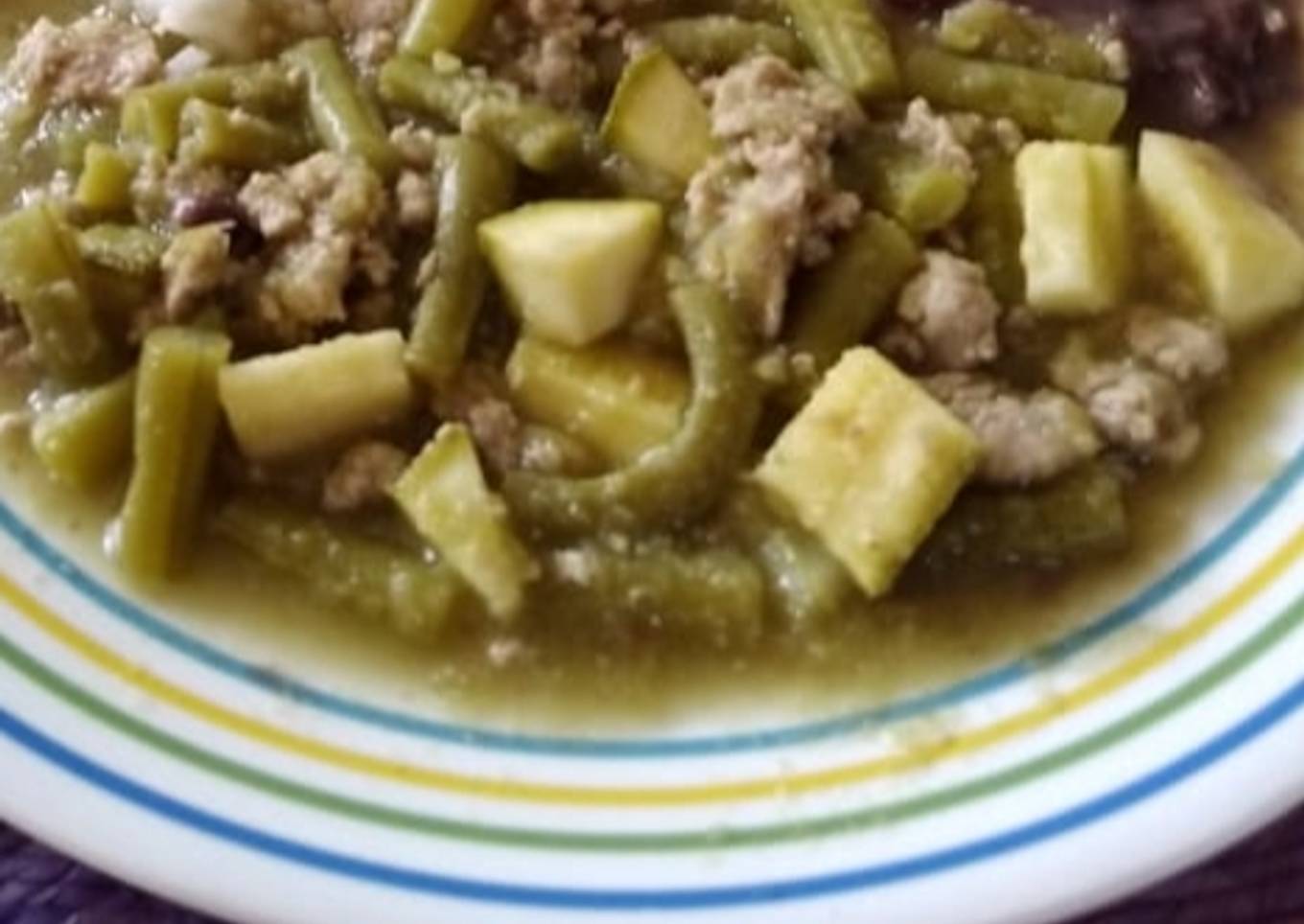 Picadillo de pavo con ejotes y calabacitas en salsa verde