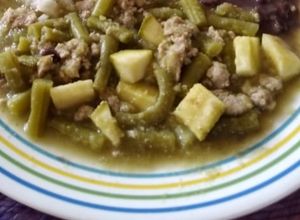 Una foto de Picadillo de pavo con ejotes y calabacitas en salsa verde