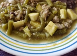 Una foto de Picadillo de pavo con ejotes y calabacitas en salsa verde