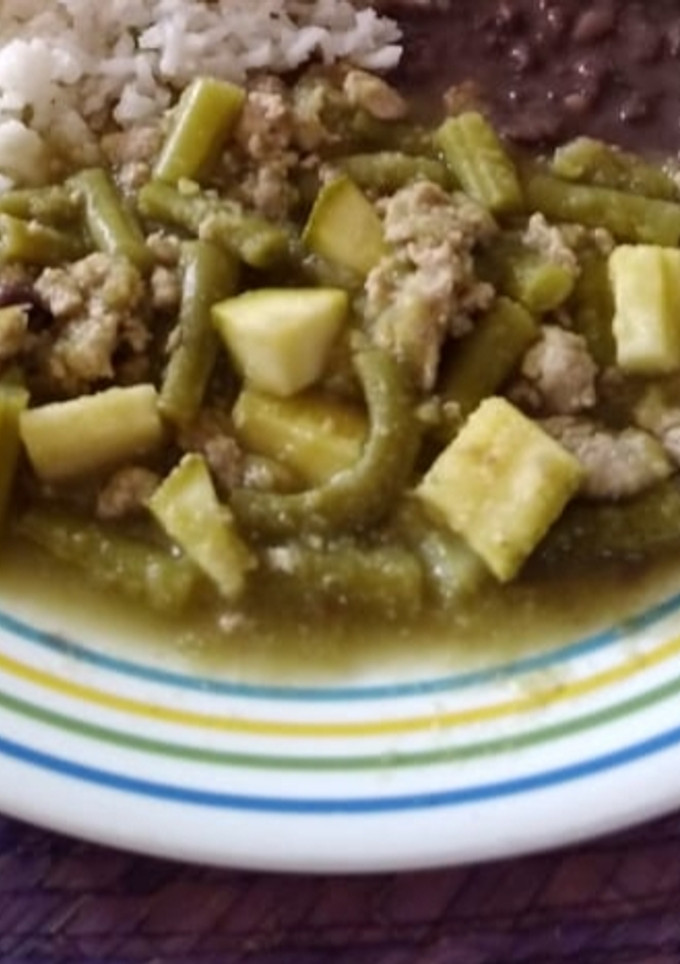 Una foto de Picadillo de pavo con ejotes y calabacitas en salsa verde