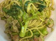 Una foto di cime di rapa spaghetti