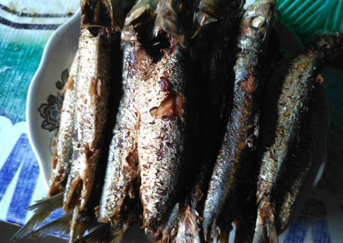 Bagaimana Membuat Ikan goreng bumbu jahe dan bawang putih yang Bisa Manjain Lidah