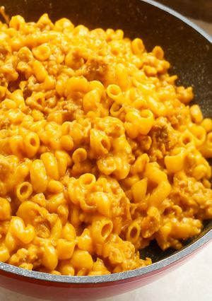 Easy egy serpenyős darált húsos tészta füstölt sajttal nyakon verve recept fotója