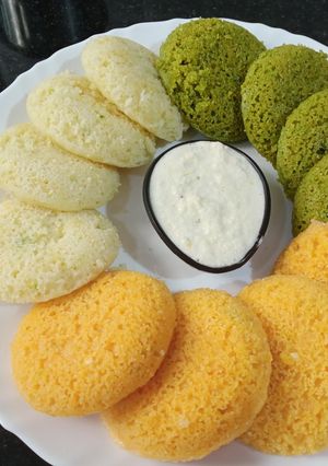 तिरंगा रवा इडली (triranga rava idli recipe in marathi) रेसिपी चे मुख्य फोटो 