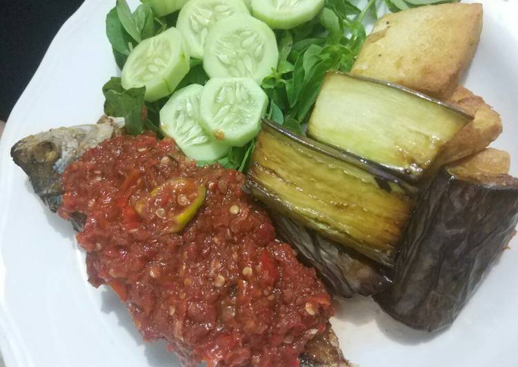 Resep Lalapan ikan sambel mentah pasti berhasil, pasti enak! Non msg Anti Gagal