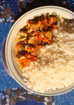 A picture of White Rice and vegetable Sauce.