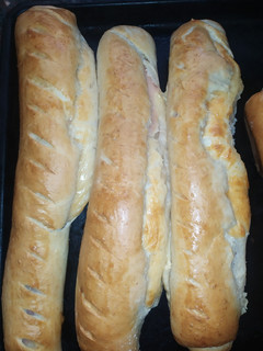 Una foto de Pan relleno de jamón y queso con harina para pizzas