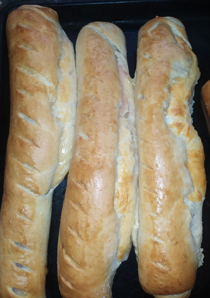 Una foto de Pan relleno de jamón y queso con harina para pizzas