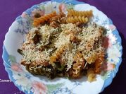 Una foto de fusilli con pollo y pimientos