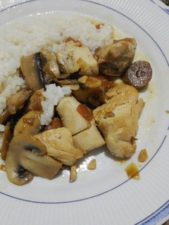 Una foto de Pollo con soja y champiñones estilo chino