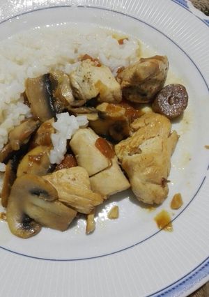 Una foto de Pollo con soja y champiñones estilo chino