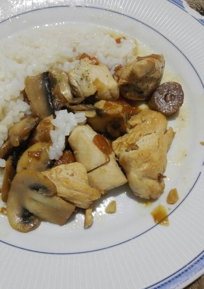 Una foto de Pollo con soja y champiñones estilo chino